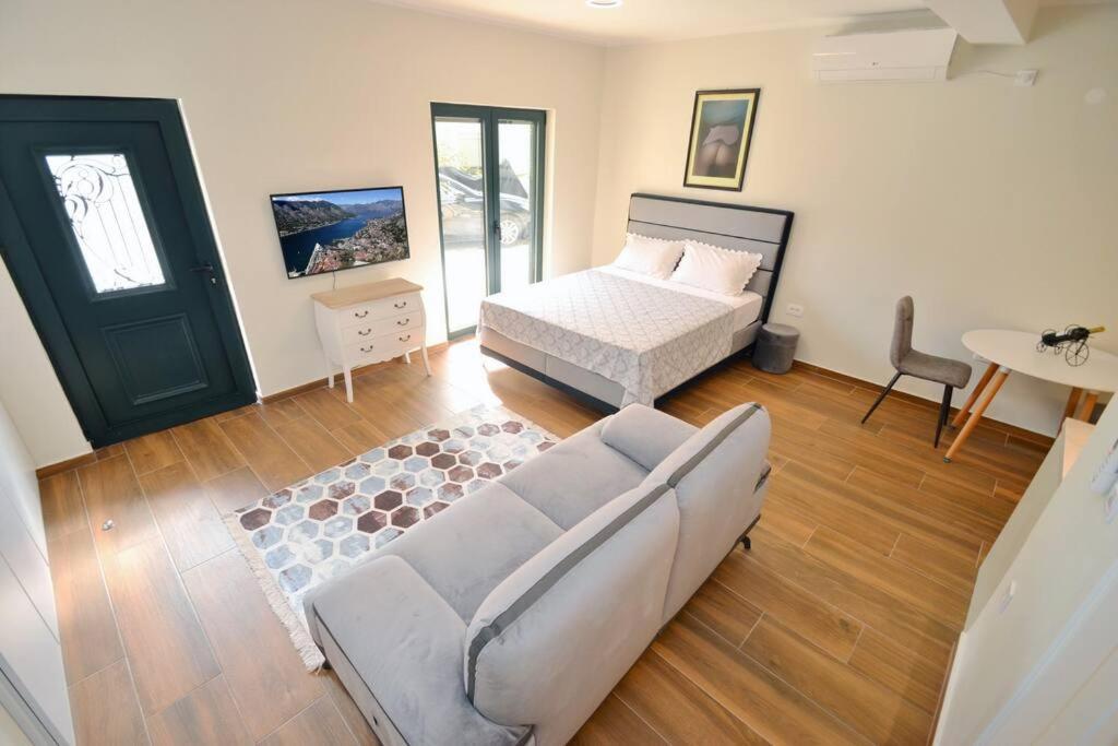 Urban Escape For Two In Kotor Apartment Exterior foto